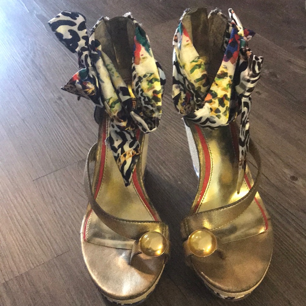 Beautiful platform shoes gold Falchi 6.5